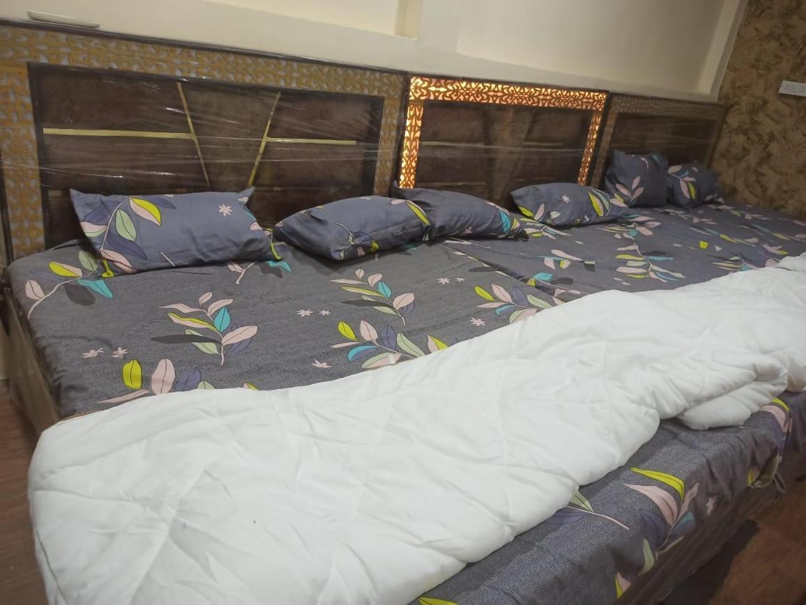 Shree Kashi Govardhan Dham Hotel Ujjain Buitenkant foto